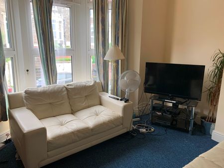 7 Bed Semi-Detached House, Islington Road, BS3 - Photo 2