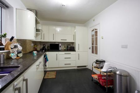 4 Bed Detached House, Oakwood Garth, LS8 - Photo 3