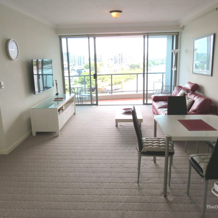 Stunning River View Apartment in Admiralty Precinct - Full Furnished with Carpark - Photo 1
