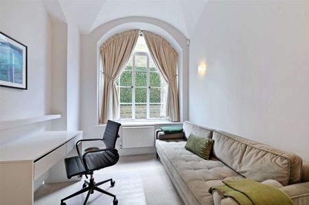 Welcome to this impeccably finished duplex apartment, where every detail reflects the highest standard of modern luxury. - Photo 3