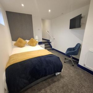 1 bedroom in a house share to rent - Photo 2