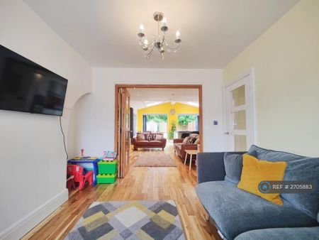 3 bedroom semi-detached house to rent - Photo 3