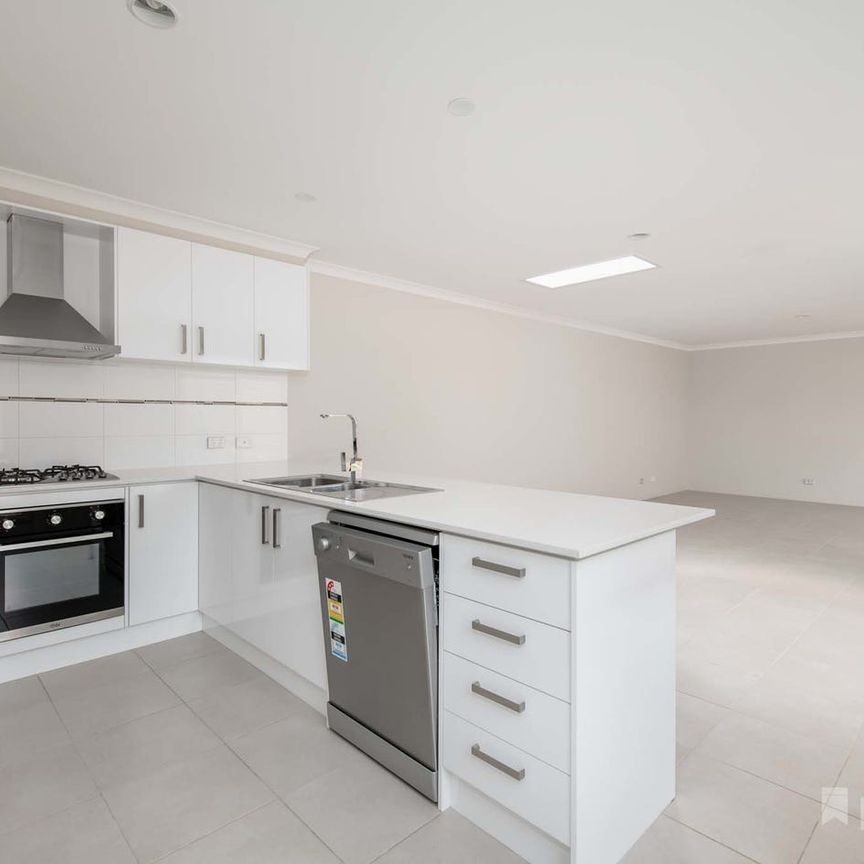 3 BEDROOM IN WORTHINGTON ESTATE - Photo 1