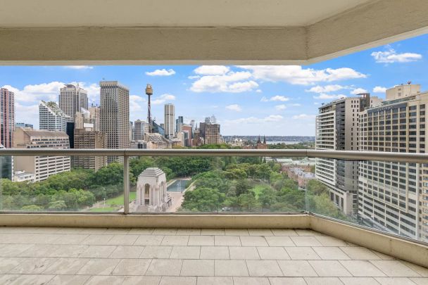 NORTH FACING HYDE PARK APARTMENT WITH HARBOUR VIEWS - Photo 1