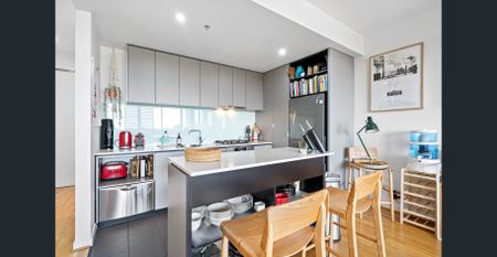 Bright and Spacious Elsternwick Apartment with Solar Power & Battery System - Photo 3