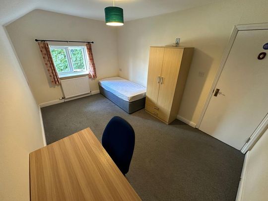 1 bedroom in a house share to rent - Photo 1