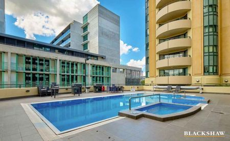 Charming Two Bedroom Apartment - Photo 2