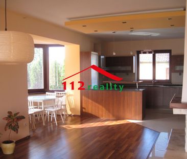 Na prenájom 4 izbový bungalov, garáž, plus 3 parkovacie miesta, ide... – Fotografia 1