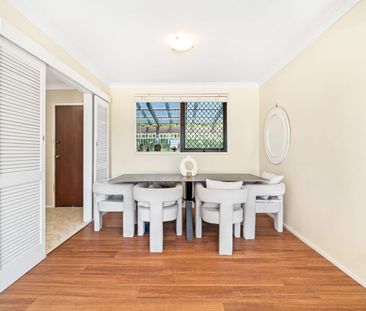 Family home minutes to local amenities - Photo 2
