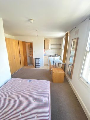 Studio to rent - Photo 1