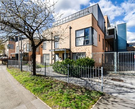 Well presented 2 bedroom, 2 bathroom duplex apartment to rent at this exclusive development only a short walk to the Railway Station and Cambridge Leisure Centre. GCH. Secure allocated parking. Phone entry system. Communal gardens. Unfurnished. - Photo 2