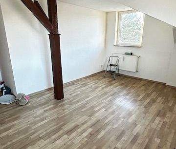 Schöne Dachgeschoss mit Wohlfühlfaktor – Einbauküche möglich! - Foto 1