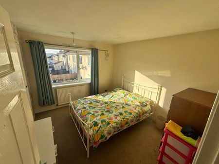 3 bed Semi-Detached - To Let - Photo 4