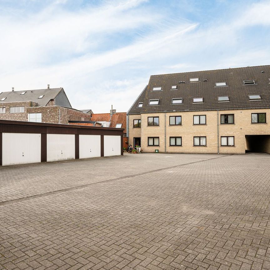 Zonnig en verrassend ruim appartement gelegen in Blommekens op enkele passen van de Markt van Eeklo! - Foto 1