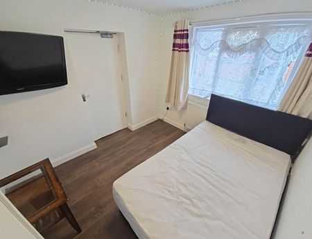 1 bedroom in a house share to rent - Photo 2