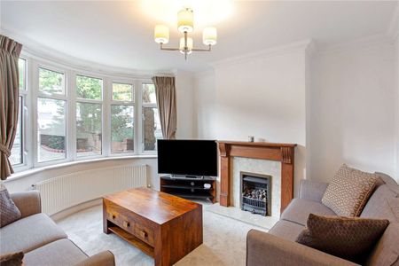 Delightful and bright, three bedroom semi detached family home in Round Green - Photo 2