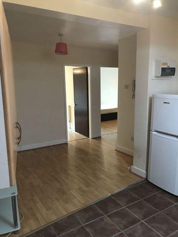 2 bedroom flat to rent - Photo 2