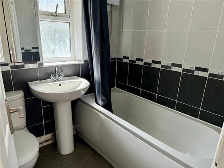 3 Bedroom Semi-Detached House For Rent in Cambrai Crescent, Manchester - Photo 3