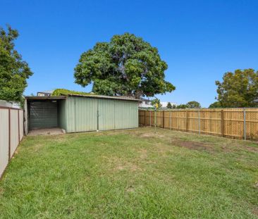 CHARMING THREE BEDROOM COTTAGE - GREAT LOCATION! - Photo 6