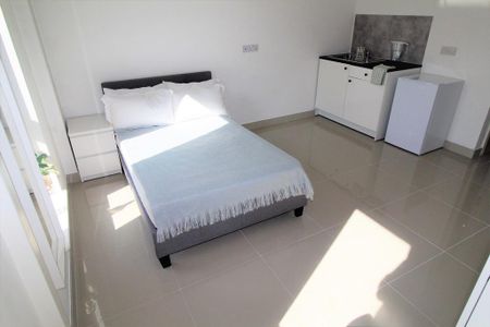 3 bedroom flat to rent - Photo 4