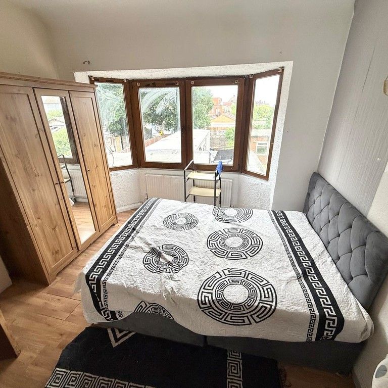 Sunnycroft Road, Southall - Photo 1