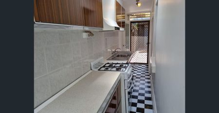 Charming Two-Bedroom Terrace House in the Heart of Clifton Hill! - Photo 4