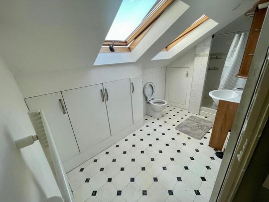 1 bedroom in a house share to rent - Photo 1