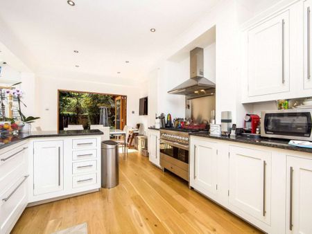 Well proportioned five bedroom family home on a quiet tree lined street in Kew - Photo 5