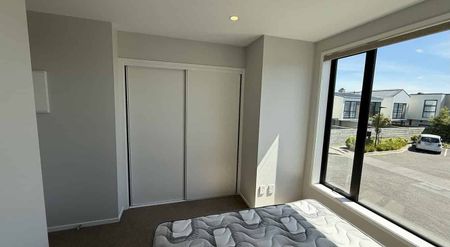 Perfectly situated in the vibrant area of Papatoet - Photo 2