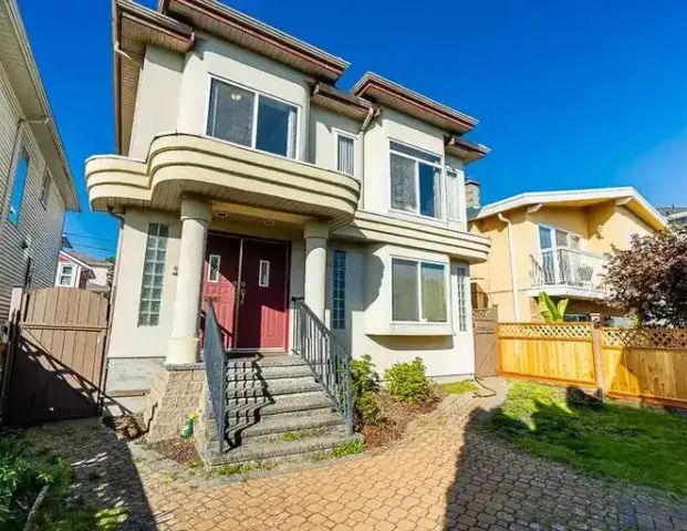 Spacious 3-Bed Upper-Level Home with South-Facing Views – Pet Friendly | 381 East 57th Avenue, Vancouver - Photo 1