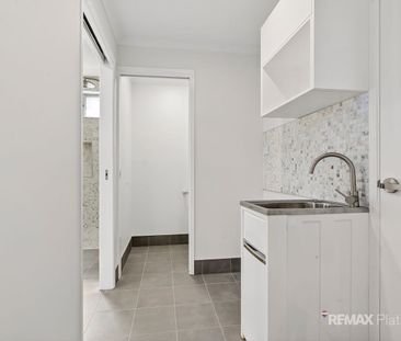 Hamptons Style self-contained unit with style and comfort - Photo 2