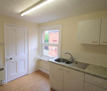 2 bedroom flat to rent - Photo 4