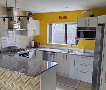 Spacious 5BR Family Haven in Takanini - Photo 5