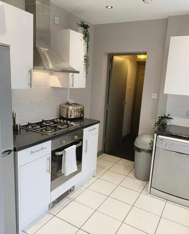 1 bedroom in a house share to rent - Photo 2