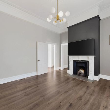 Classic Architecture, Modern Comfort, Prestigious Address - Photo 4