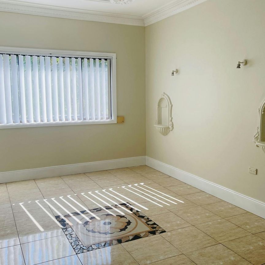 Mordenised Family Home in Bankstown with freshly painted - Photo 1