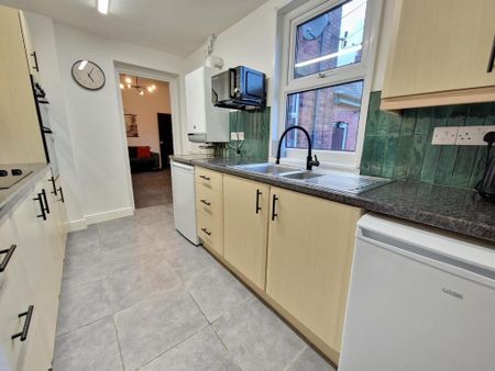 1 bedroom in a house share to rent - Photo 3