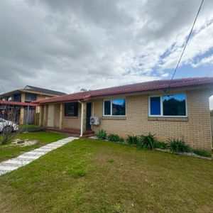 Low-Set, Low-Maintenance Family Home - Photo 2