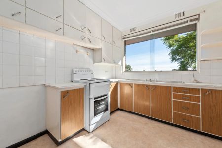 Top floor, oversized two bedroom apartment - Photo 2