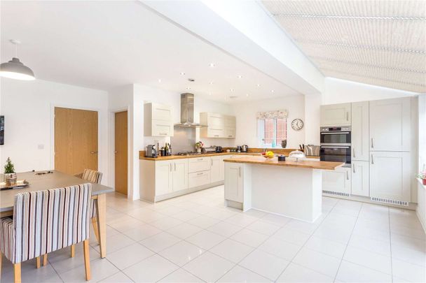 A detached, five bedroom, family home - Photo 1