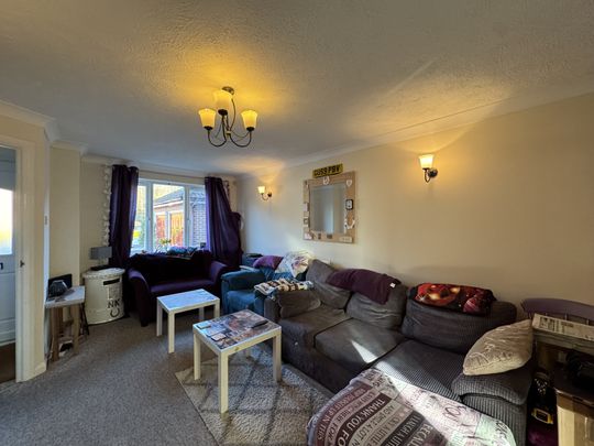 Matthews Drive, Crawley, Maidenbower - Photo 1