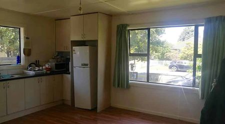 A home close to the mall, with new carpet - Photo 4