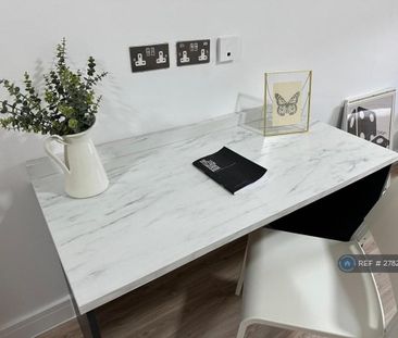 1 bedroom in a house share to rent - Photo 2