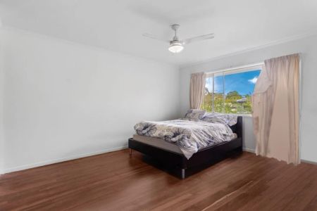 Spacious Three-Level Family Home in Quiet Greenslopes Street - Photo 5