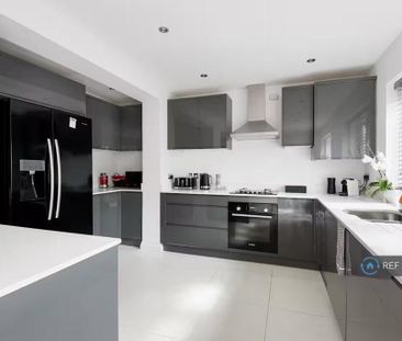 3 bedroom semi-detached house to rent - Photo 2