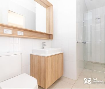 Designer townhouse with short walks to the beach and CBD - Photo 5