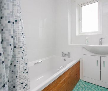 3 bedroom flat to rent - Photo 6