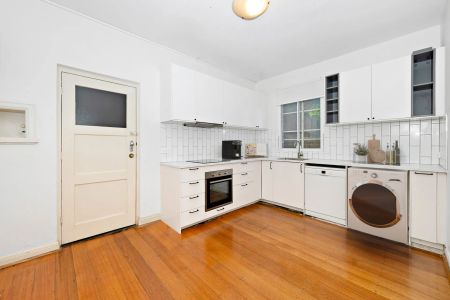 Supersized 2 bedroom Art Deco - Plus Study - Photo 5