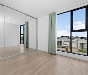 Modern 3-Bedroom Townhouse in Prime Woodforde Location - Photo 3