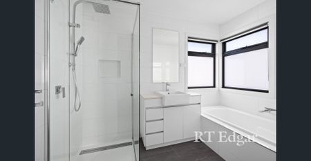 SPACIOUS TOWNHOUSE - Photo 4